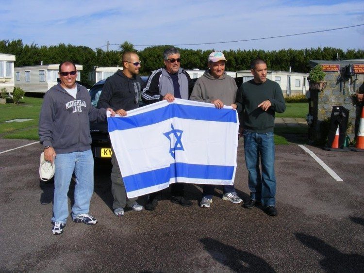 אנשים מחזיקים את דגל ישראל